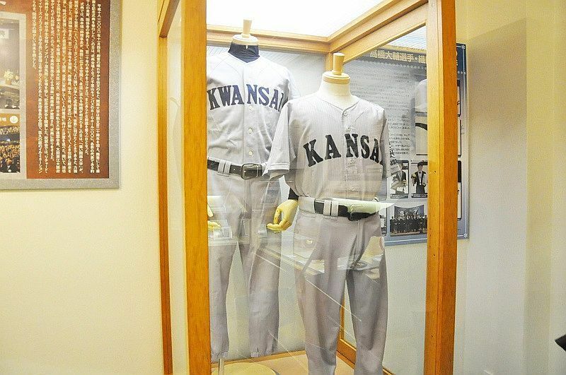 [写真]関西大学野球部の新旧ユニホーム。胸の「KWANSAI」のロゴはオールドファンに懐かしい