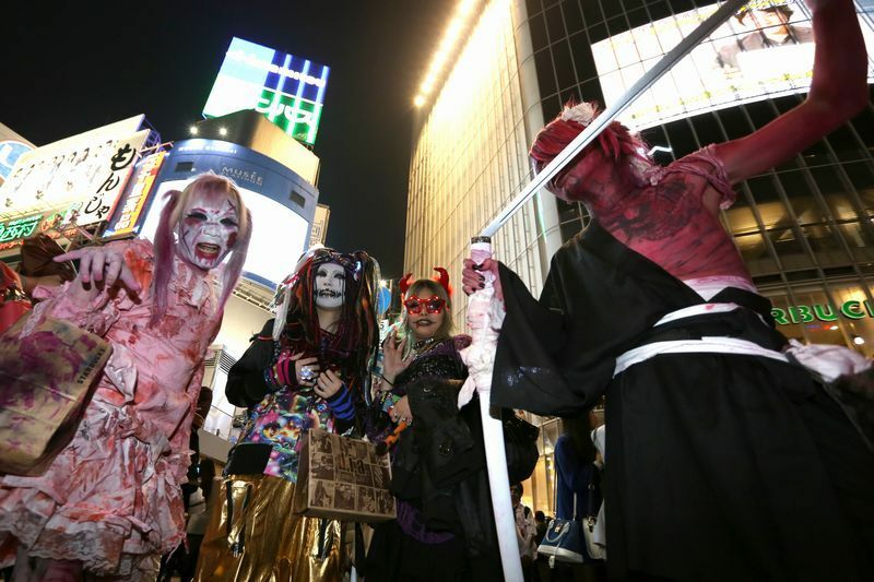 ハロウィーン当日、渋谷で仮装する人々（中尾由里子/アフロ）