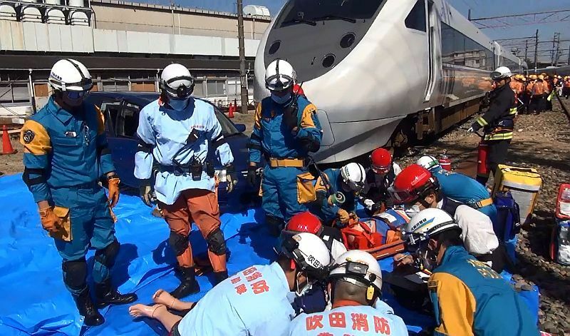 [写真]JR西、警察、消防らが連携して救助訓練を行った＝16日午前、大阪府吹田市で