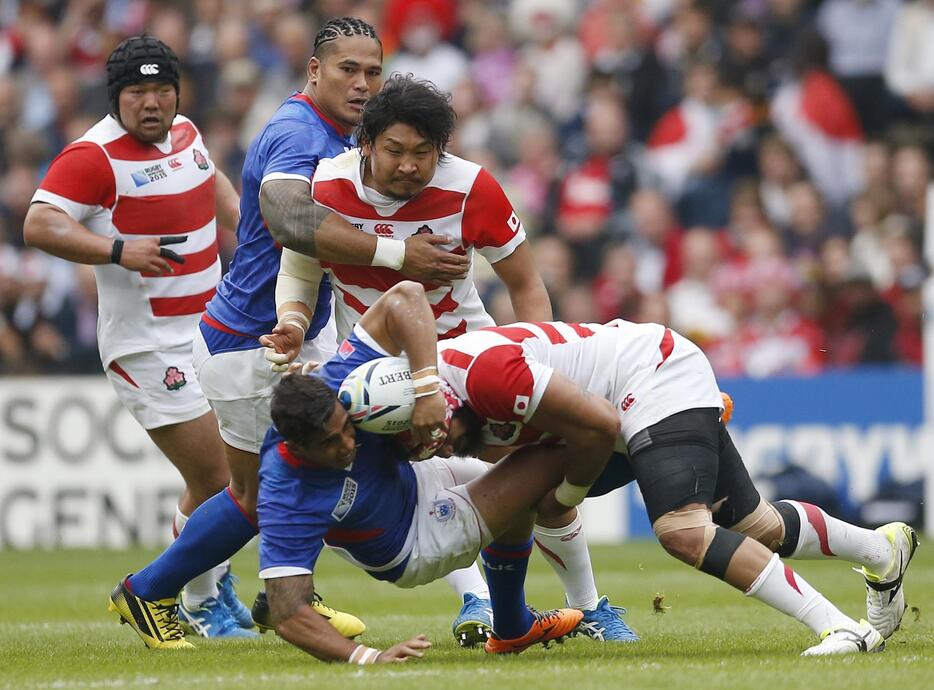 強烈なタックルを突き刺すホラニ龍コリニアシ＝2015年10月3日（写真：ロイター/アフロ）