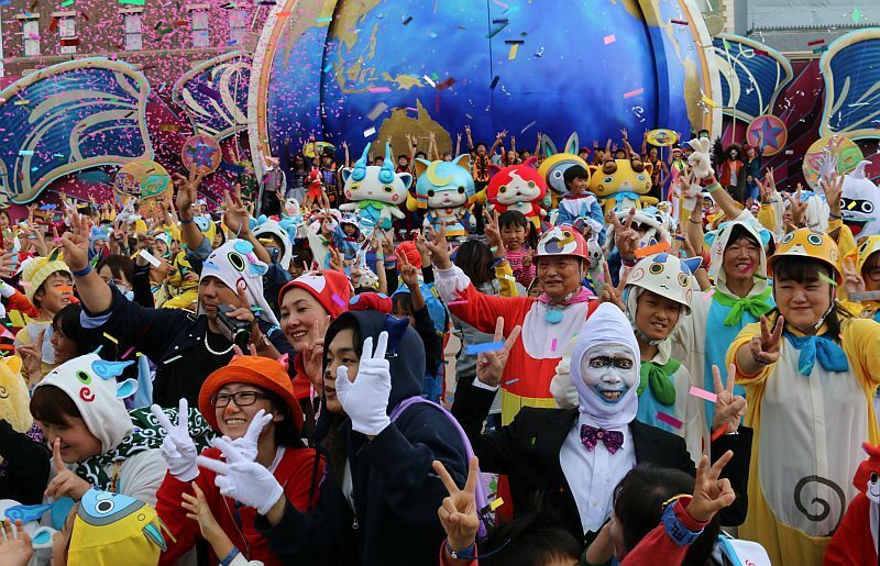 [写真]1700人が妖怪ウォッチの仮装を楽しみ、ジバニャンらも登場=12日午後12時45分ごろ、大阪市此花区で