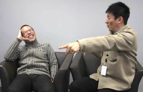[写真]三代澤康司アナ(左)のひと言が「かたり」をやっていく自信にもつながった