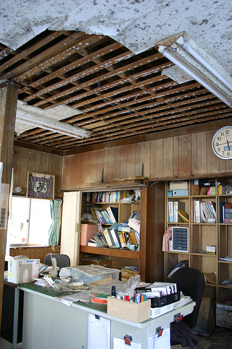 [写真]天井がぽっかりあき、無残な姿を残す富岡町の会社事務所