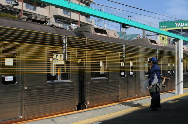 [写真]東急つきみ野駅のホームドア。列車到着時はロープが頭上に