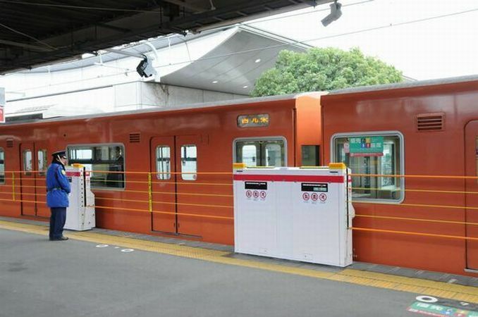 [写真]JR桜島駅は5本のロープが張られている