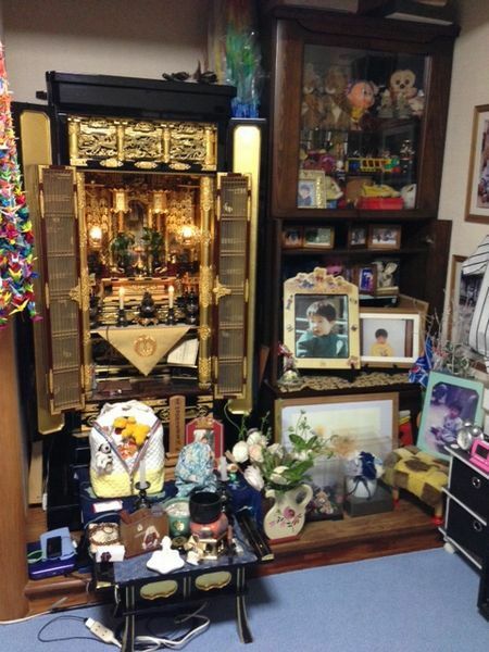 [写真]仏壇の周りには将くんの思い出の写真がたくさん飾られている=兵庫県西宮市で