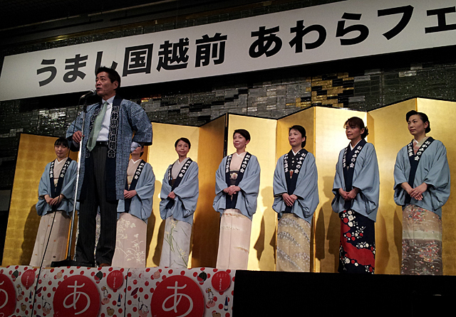 [写真]福井県酒造組合理事長と日本酒の利き酒師資格を取得した芦原温泉旅館協同組合女将の会代表ら＝都内