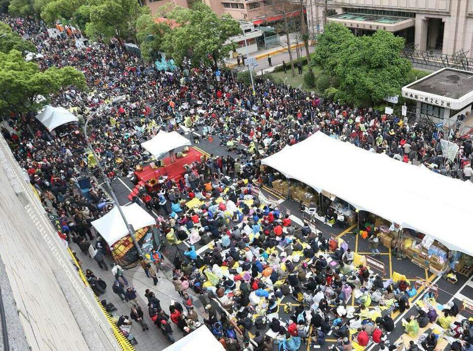 [写真]台湾の立法院前に座り込み、抗議活動を行う学生たち（3月21日の様子）