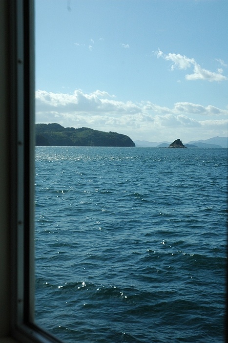 [写真]船内で多島美を味わいながら昼食