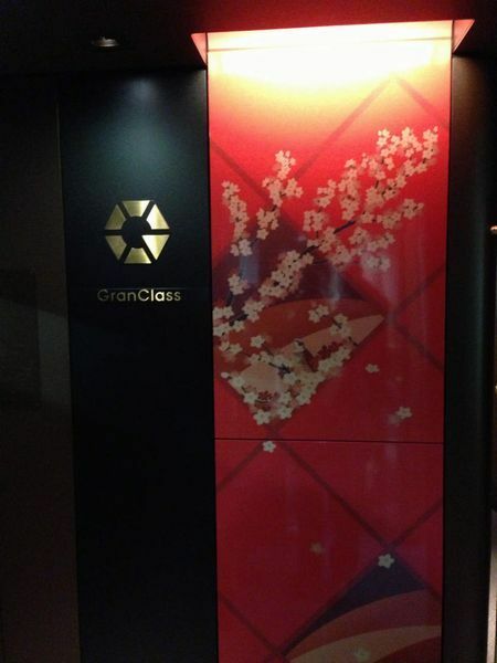 [写真]グランクラスの入り口に設置された、日本と北陸の「和」を表現した飾り柱