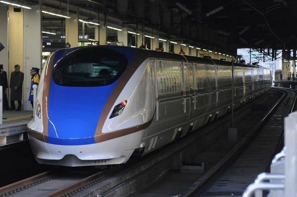 [写真]大宮駅に姿を見せたE7系。最近の新幹線とは一線を画したシンプルな形状が特徴です