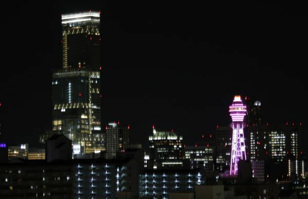 [写真]あべのハルカスと通天閣。通天閣は「高さは違えど切磋琢磨していきたい」と話す＝3月6日、大阪市浪速区で