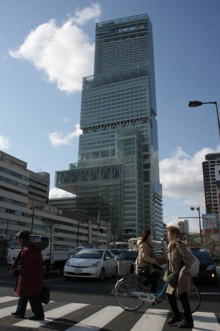 高さ300メートル、日本一の超高層ビル「あべのハルカス」＝21日午前、大阪市天王寺区で