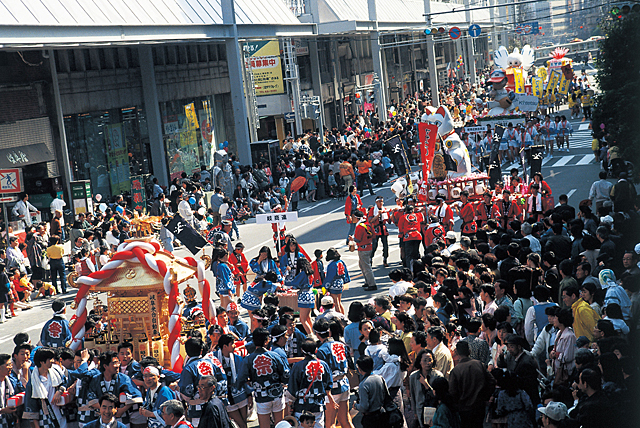 [写真]「道三まつり」のメインイベント「みこしパレード」の様子（提供：岐阜市）