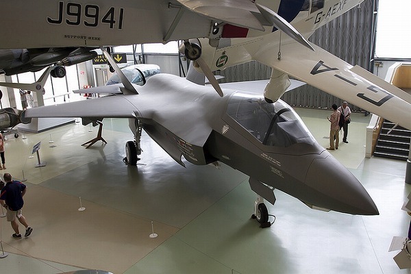 [写真]F35の実物大モックアップ（写真はイギリス空軍仕様のF35A。2013年7月26日、イギリス空軍博物館にて小山英之氏撮影）