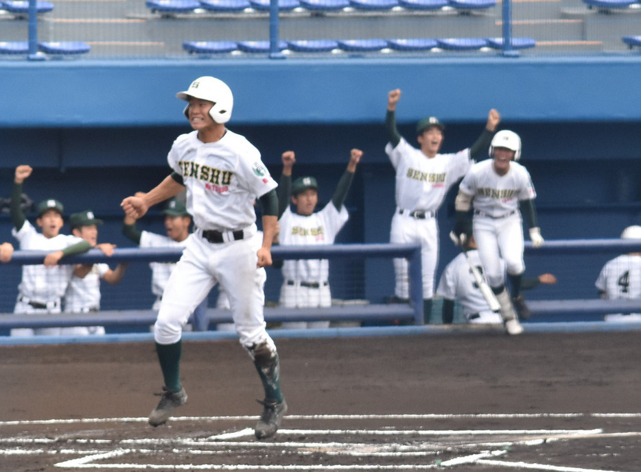 千葉県大会第３代表決定戦の千葉英和戦、一回表１死三塁、石井の犠打で黒須が生還して先制する＝千葉市稲毛区天台町の県野球場で２０２０年１０月