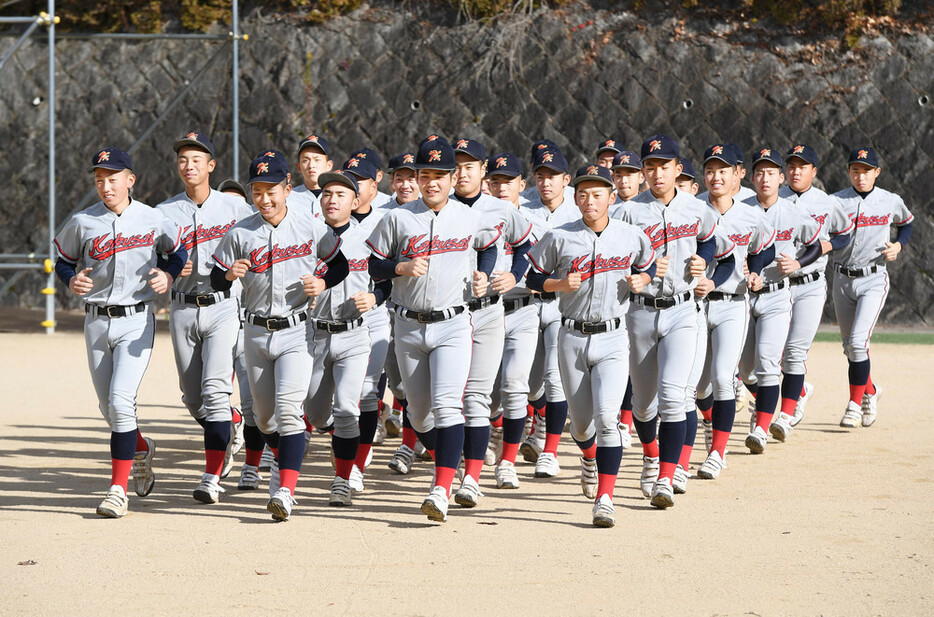 ランニングをする京都国際の選手たち＝京都市東山区で２０２０年１２月１７日、山崎一輝撮影