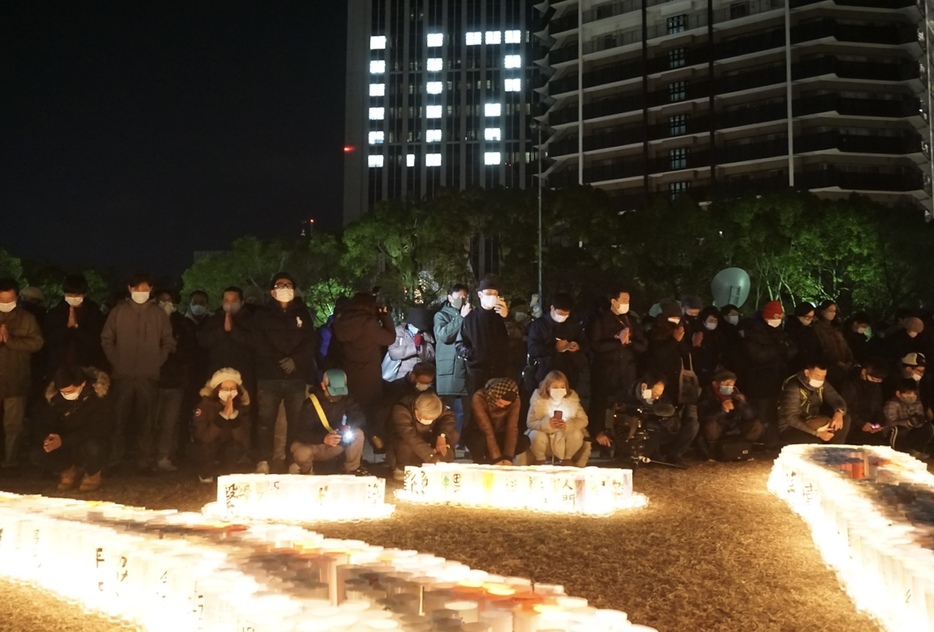 　6434人が亡くなった阪神淡路大震災から17日で26年を迎えた。神戸市中央区の東遊園地では早朝から「1.17のつどい」が行われ、多くの遺族や被災者らが震災発生時刻である「午前5時46分」に犠牲者への黙祷をささげた＝17日午前5時46分、神戸市中央区で