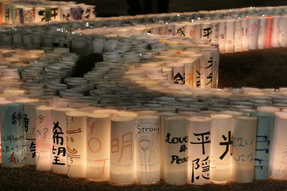 ［写真］用意された紙の灯籠には様々な思いを込めたメッセージが＝17日午前4時半ごろ、神戸市中央区で