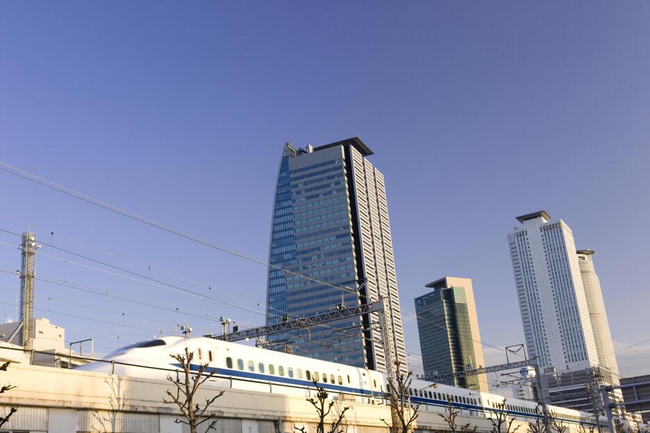 名古屋駅付近を走る東海道新幹線（写真：アフロ）