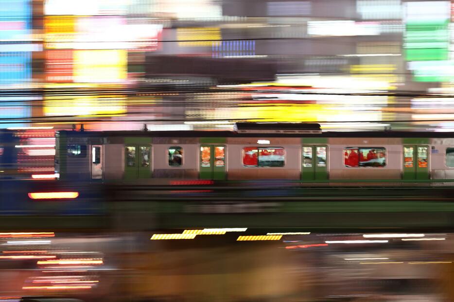 夜に走るJR東日本の山手線（写真：アフロ）