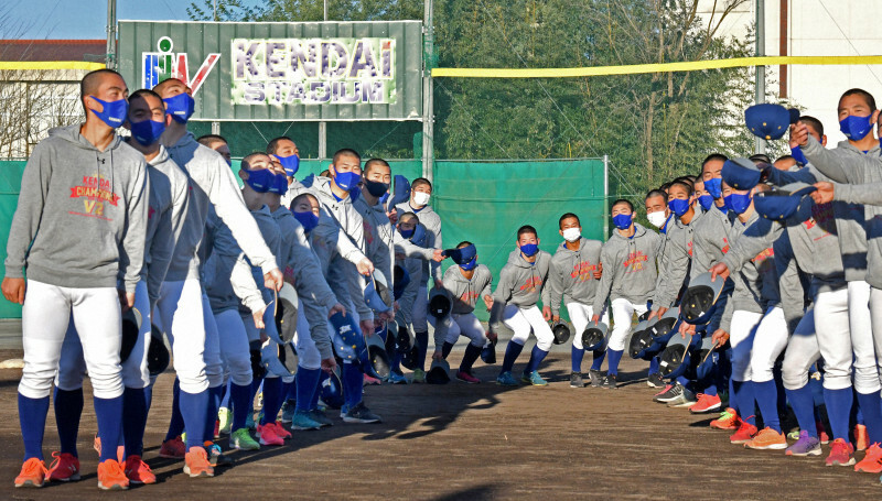 センバツ出場決定の知らせを受けて喜ぶ健大高崎の選手たち＝群馬県高崎市で2021年1月29日午後4時9分、西夏生撮影