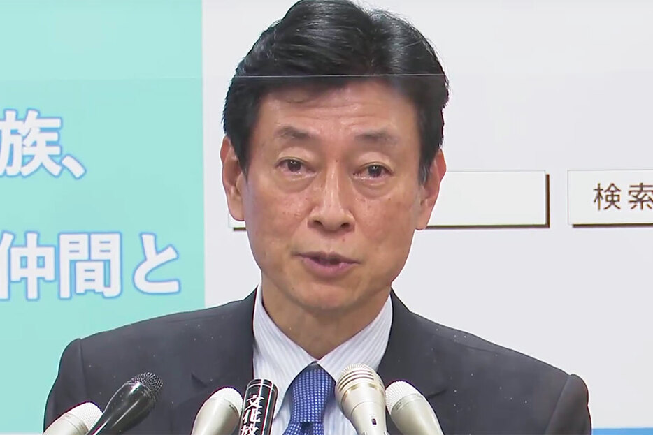 会見する西村担当相＝6日