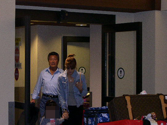 空港に到着した梅宮辰夫さんと娘のアンナさん（2006年1月・一部画像加工）