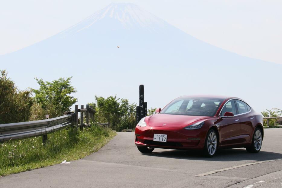 [写真]CO2排出ゼロ目標では優等生とみなされるテスラだが、ライフサイクルの視点で見れば排出量は激増が予測されるという。写真はテスラのモデル3