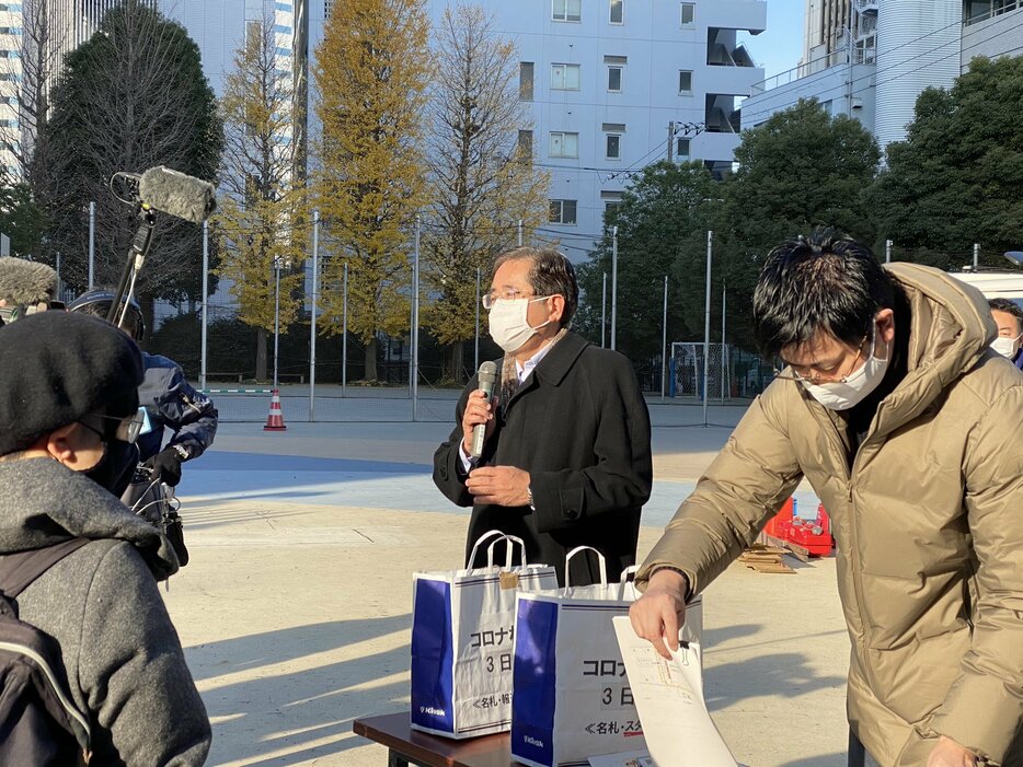 相談村で話す棗一郎弁護士（写真提供：年越し支援・コロナ被害相談村実行委員会）