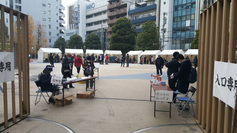 大久保公園で開かれた「年越し支援・コロナ被害相談村」（撮影：岩崎大輔）