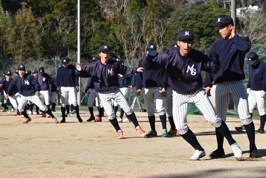 声を出しながらウオーミングアップする明徳義塾の選手たち＝須崎市の同校で２０２１年１月３０日午前９時３１分、北村栞撮影