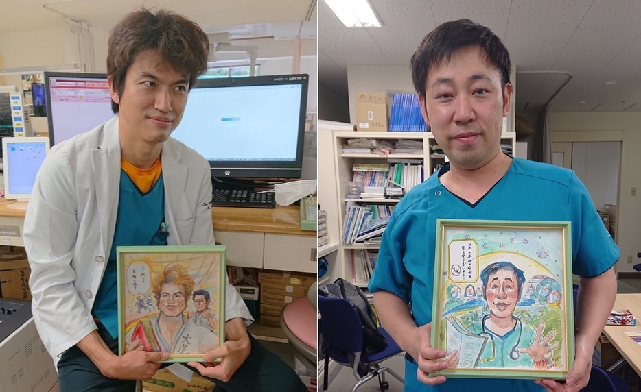 村岡さんが描いた似顔絵を持つ医師ら（提供：村岡ケンイチ）