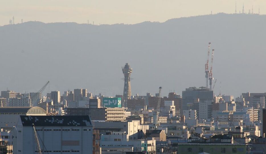 [写真]なみはや大橋から見た通天閣（中央）と生駒山＝1日午前、大阪市大正区から撮影