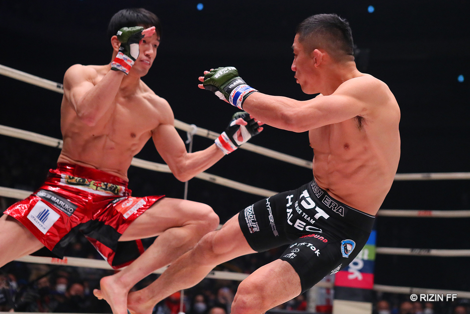 堀口恭司のふくらはぎを狙ったカーフキックが勝因（写真・RIZIN FF）