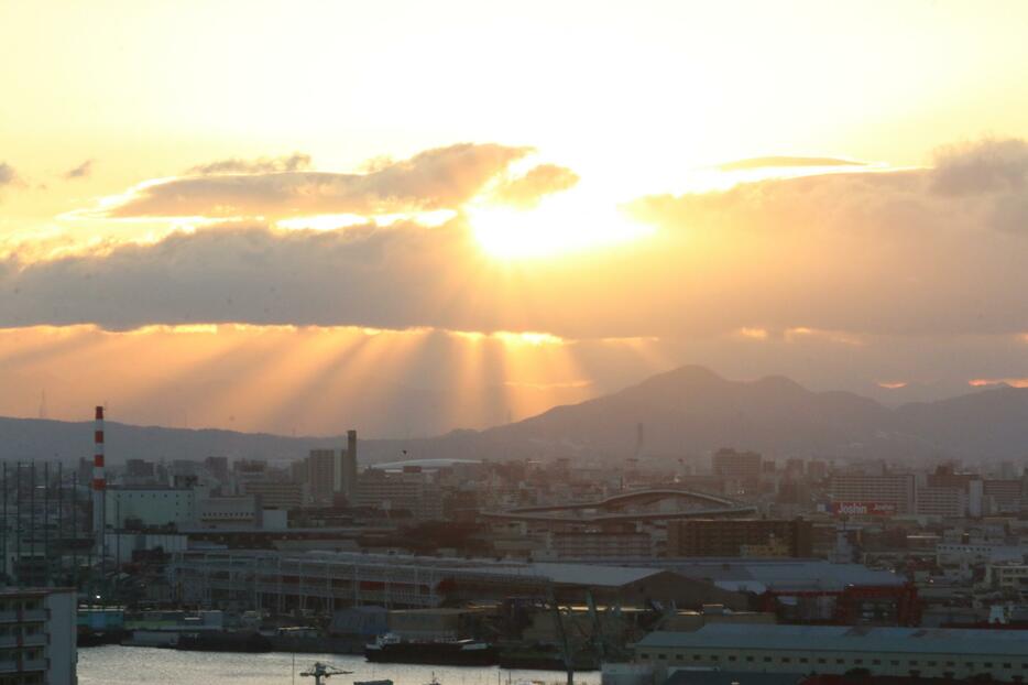 ［写真］雲のすき間からようやく初日の出が見られた。下にはヤンマースタジアム長居が見える＝1日午前7時20分ごろ、大阪市大正区から撮影