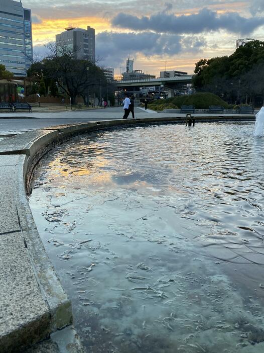 ［写真］大阪市内では8日午前7時台も氷点下を観測。噴水の周りの水には氷がはっていた＝8日午前7時10分ごろ、大阪市中央区で