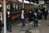 学の高校生でにぎわう津軽五所川原駅。地元住民にとって津軽鉄道は重要な交通手段だが、利用客は減少している＝2020年10月22日