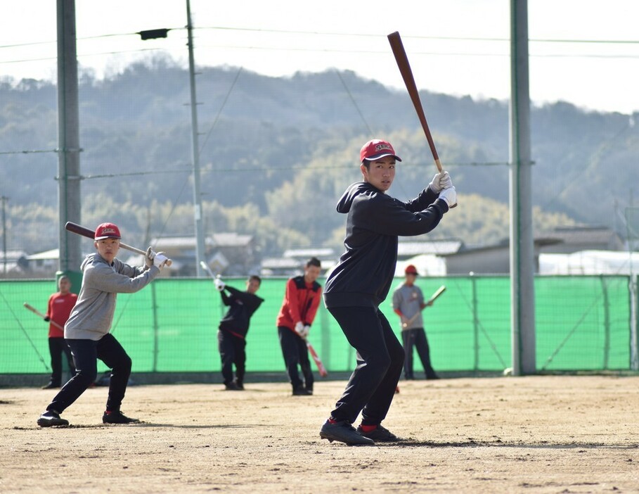 素振りにも力がこもる＝松山市河野別府の野球部グラウンドで２０２１年１月３０日午前１０時３４分、齊藤朋恵撮影