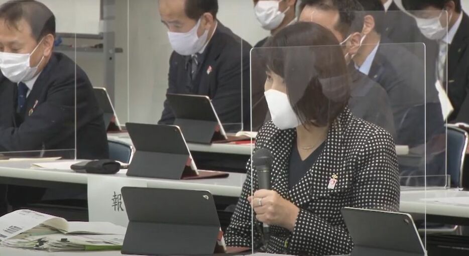 [写真]出席者の席にはアクリル板が設置されていた＝8日午後1時40分ごろ、大阪府庁で