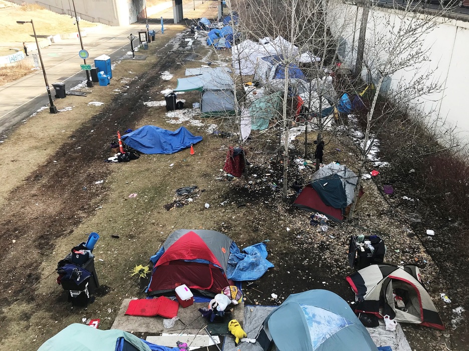 ミネアポリスの街にもコロナ禍で失業し、居場所を失った人々のテントが並ぶ