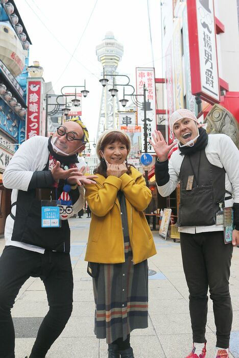 故郷・大阪へ帰った際に通天閣で撮影。名物の人力車にも乗った