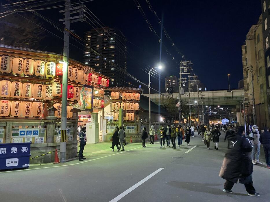 ［写真］今宮戎神社周辺の名物露店の数々も今年は出店していない＝10日午後8時10分ごろ、大阪市浪速区で