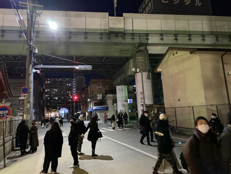 本戎の夜の今宮戎神社前。露店もなく、そのまま帰る人の姿が多かった