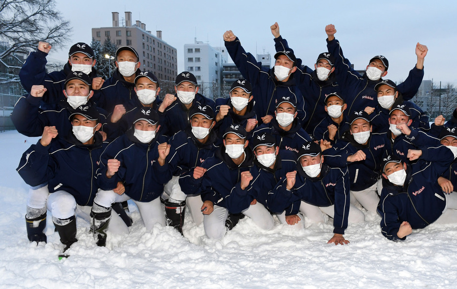 センバツ出場が決まり、拳を掲げて喜ぶ北海の選手たち＝札幌市豊平区で２０２１年１月２９日、北山夏帆撮影
