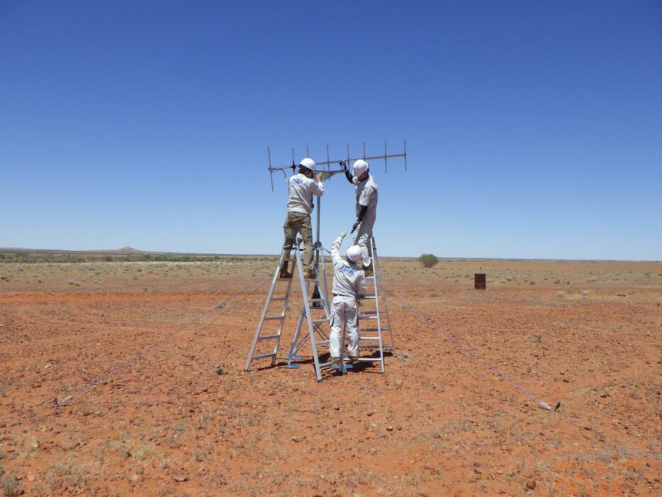 ビーコン信号を受信するアンテナを設置する様子（写真：JAXA）