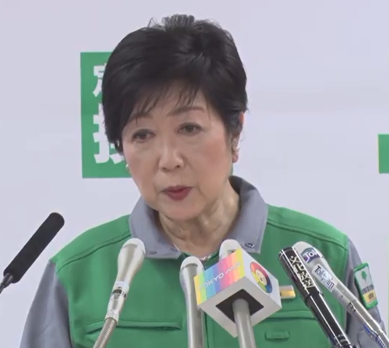 会見する小池知事