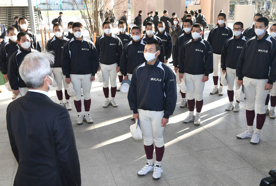 曽野校長からセンバツ出場決定の報告を受ける福大大濠の選手たち＝矢頭智剛撮影