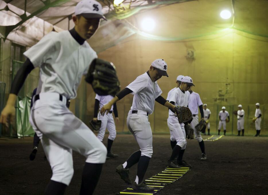 室内練習場で練習する知内の選手たち＝北海道知内町で2020年12月11日、貝塚太一撮影