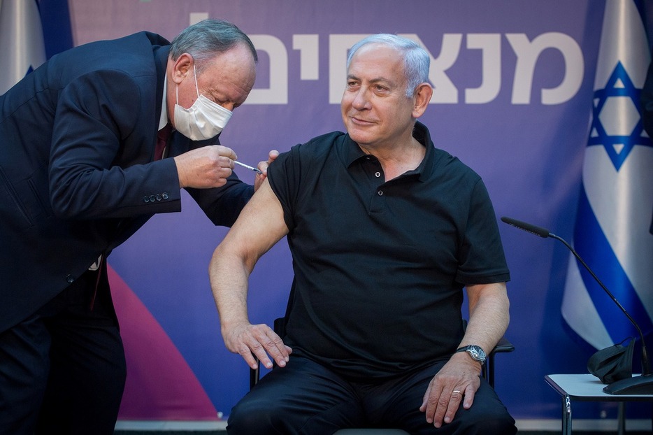 [写真]今年1月、新型コロナのワクチンを打つイスラエルのネタニヤフ首相（代表撮影/ロイター/アフロ）